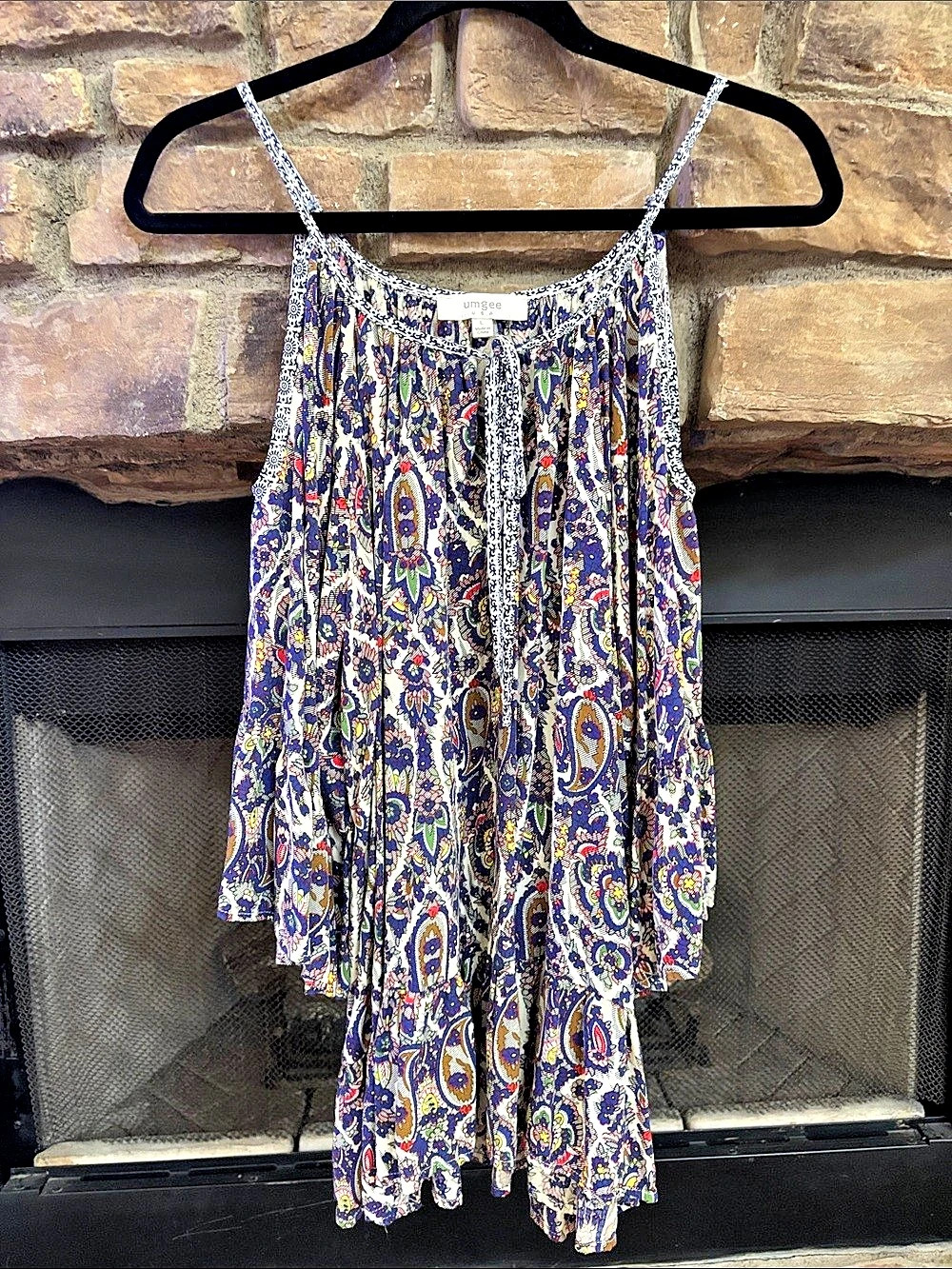 NWOT Umgee Paisley Cold shoulder top in Blue & White. Size Small